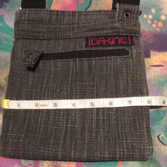 Dakine Gray Purse with Hot Pink Lining - Picture 6 of 7